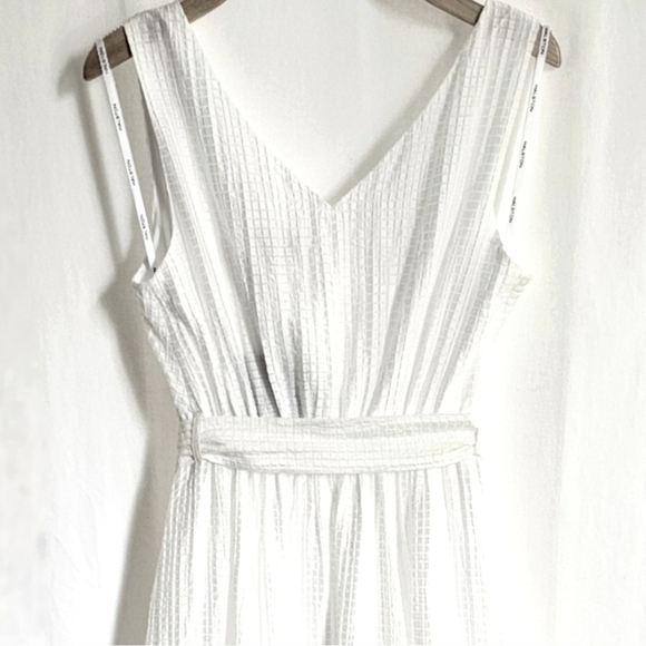 Halston White Sleeveless Seersucker Belted Flare Midi Dress - Picture 10 of 16